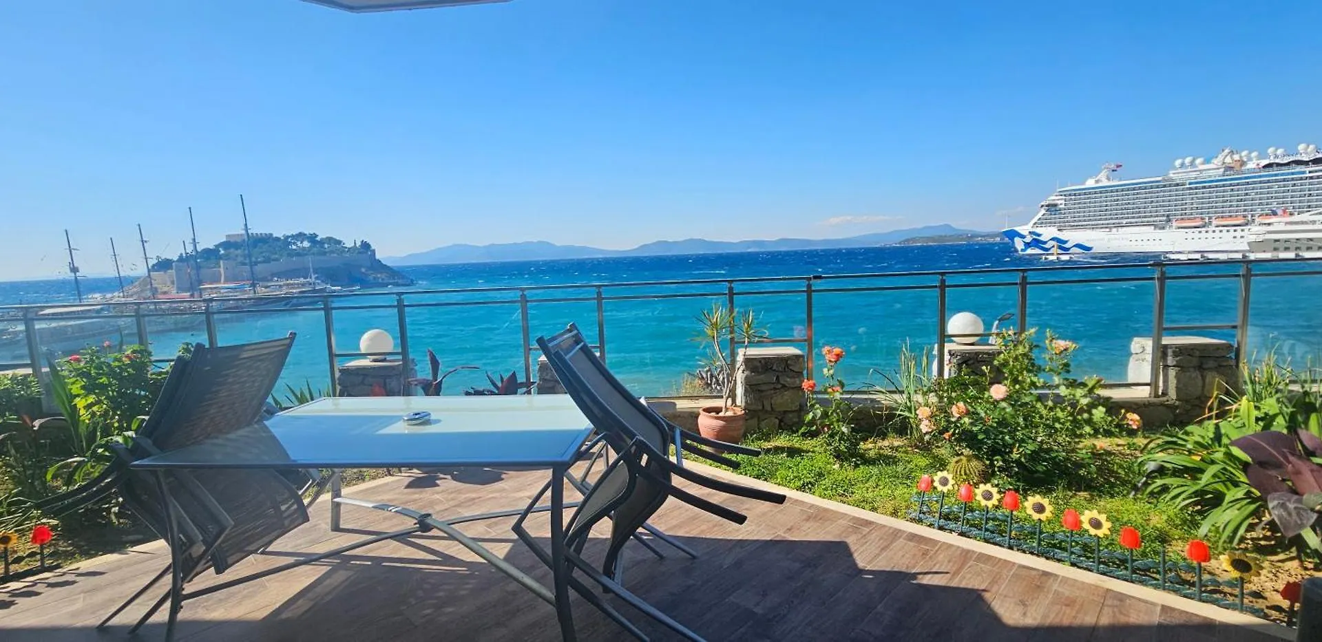 Waterfront Glass Flat Kusadası Türkei